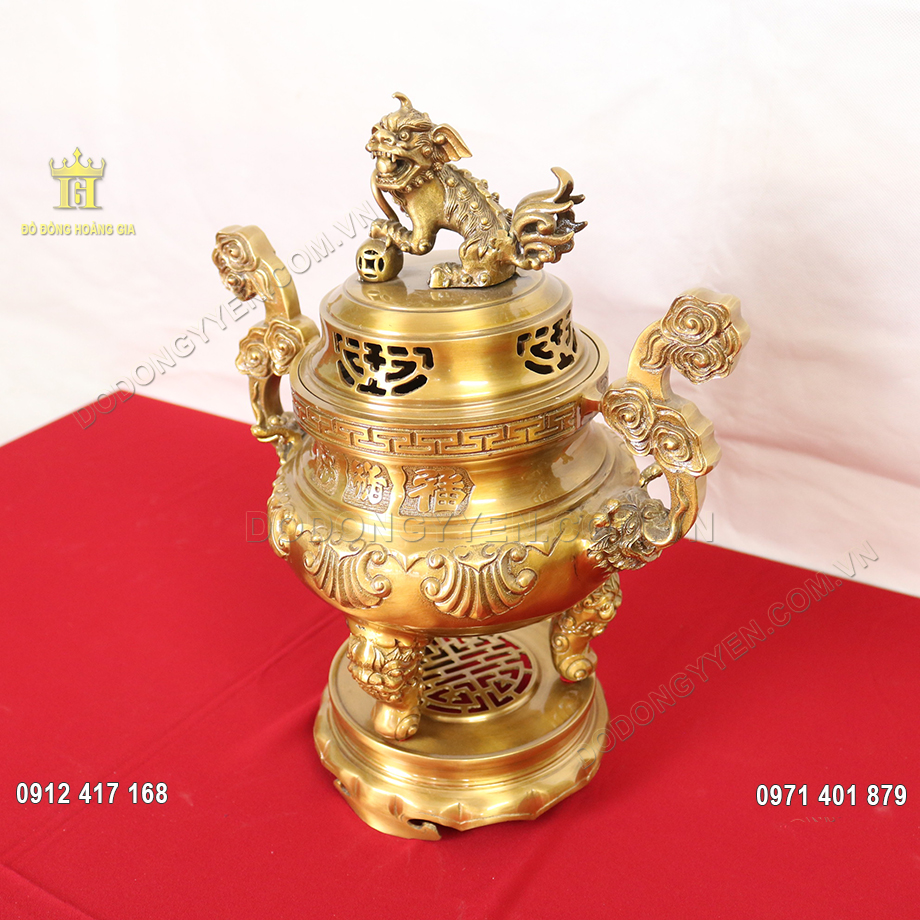 Đỉnh đồng kh&ocirc;ng những gi&uacute;p kh&ocirc;ng gian thờ c&uacute;ng nh&agrave; gia chủ th&ecirc;m sang trọng hơn m&agrave; n&oacute; c&ograve;n thể hiện l&ograve;ng hiếu k&iacute;nh của con ch&aacute;u đối với thế hệ cha &ocirc;ng đi trước
